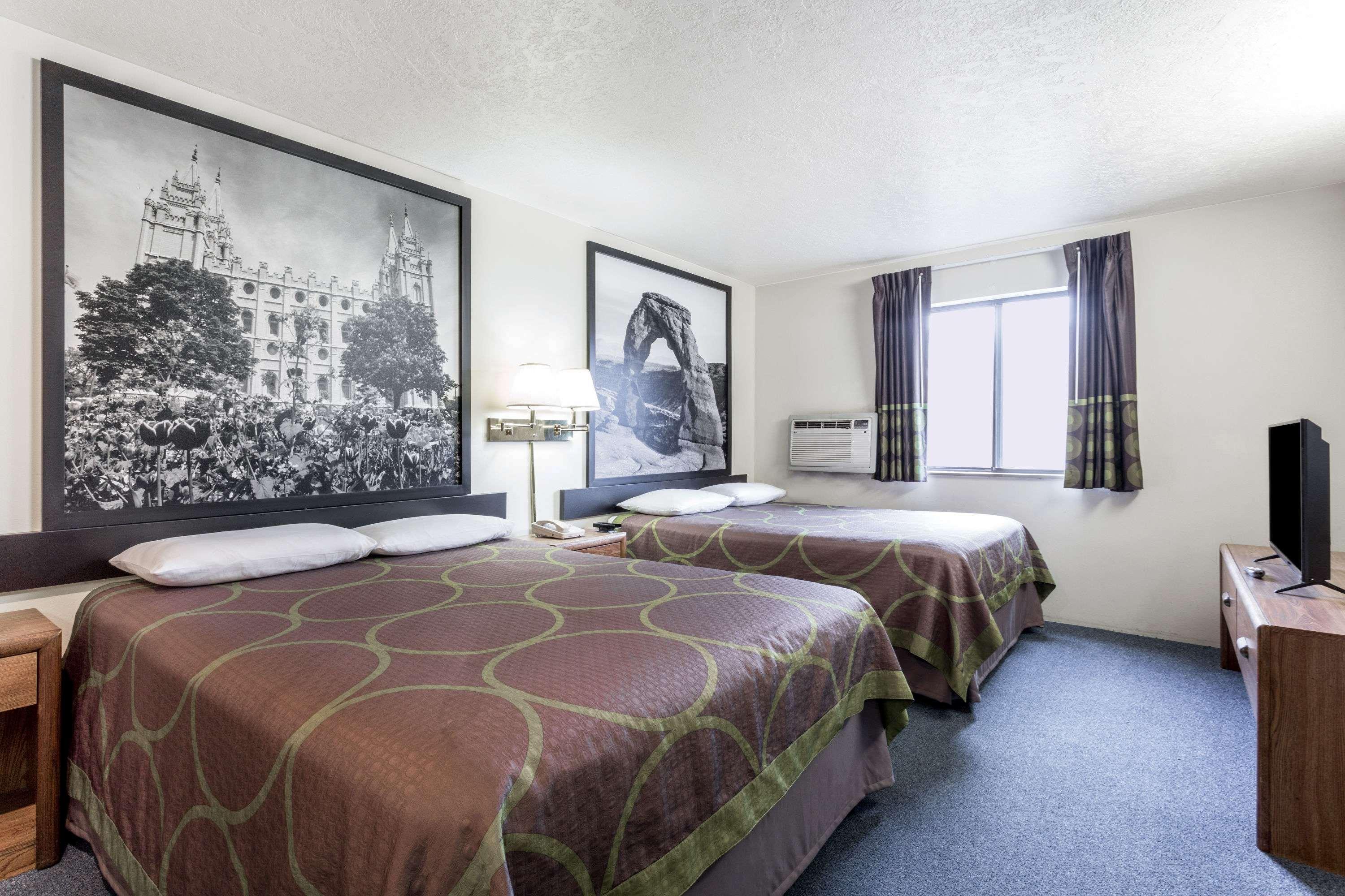 Hotel Super 8 By Wyndham Logan Esterno foto