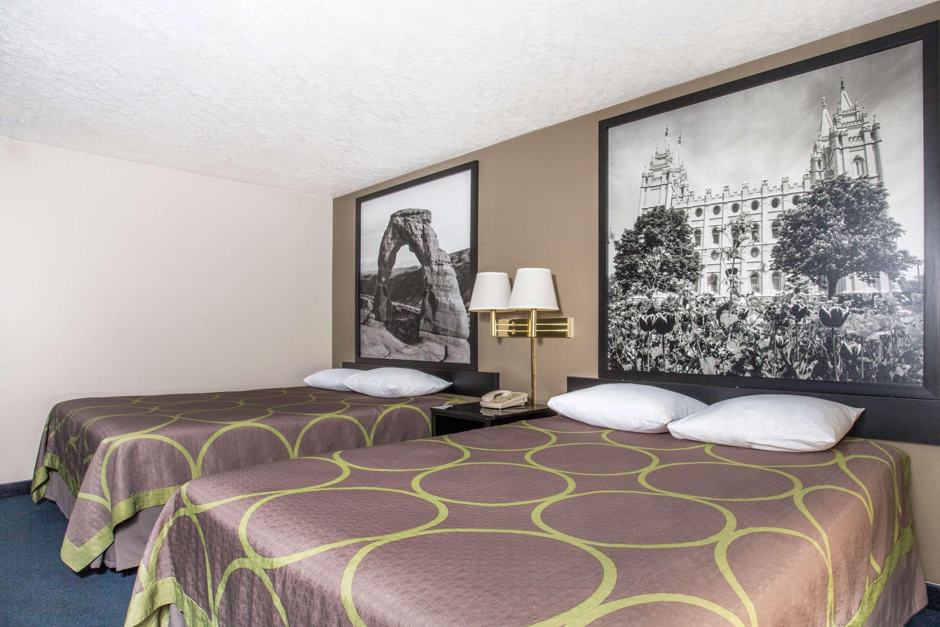 Hotel Super 8 By Wyndham Logan Esterno foto