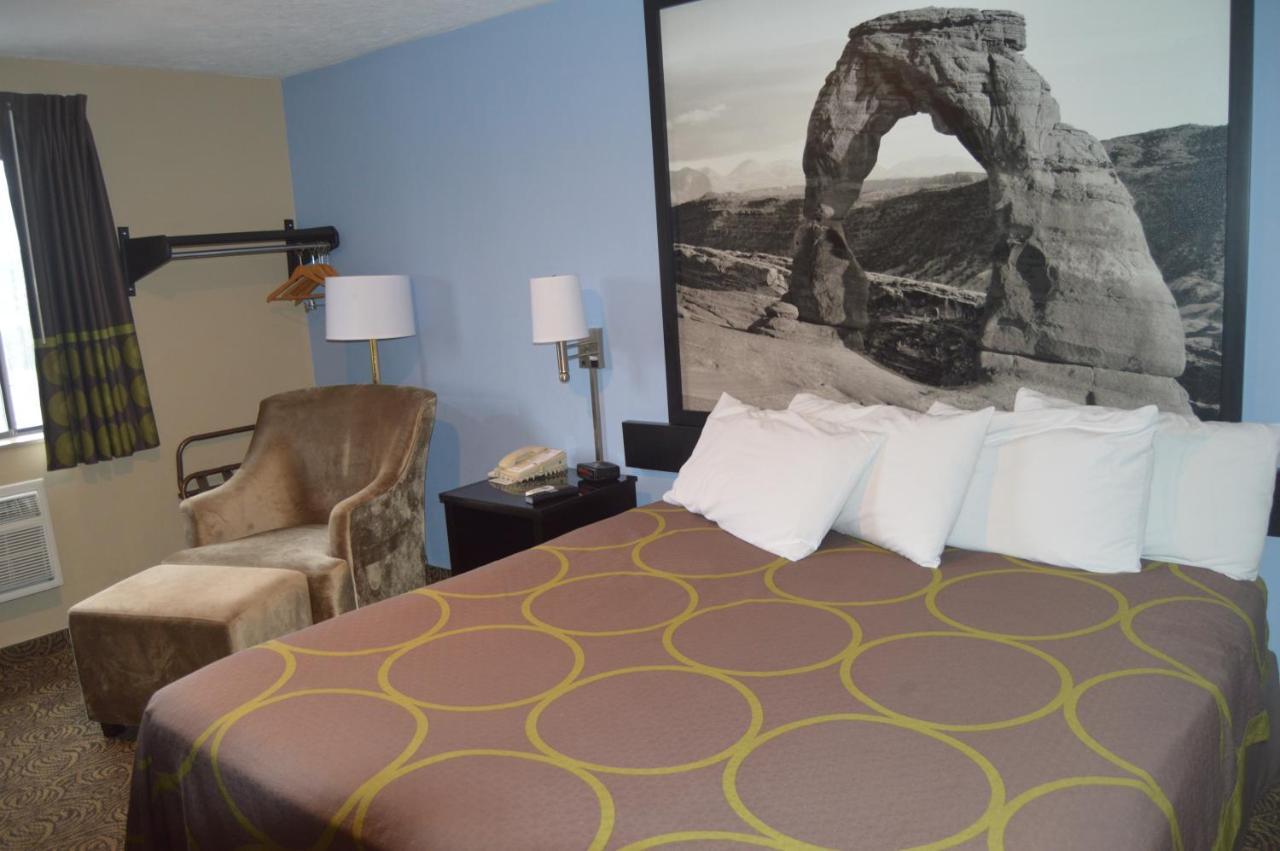 Hotel Super 8 By Wyndham Logan Esterno foto